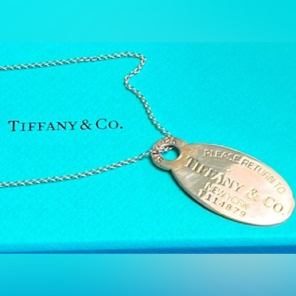 Return to Tiffany & Co. sterling silver charm on Tiffany’s sterling silver chain